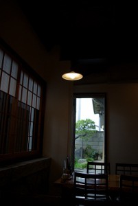 暗い店内もF2.8の明るさならこんなにくっきりと。