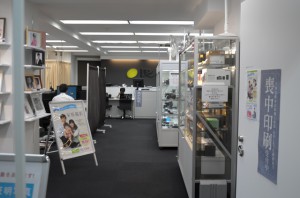 新宿店 入口から