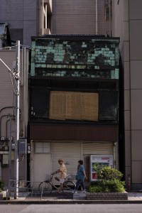 傾く家