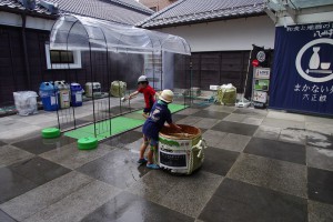 子供たちが水かけであそんでました