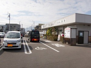個人情報保護のため、ナンバープレートを読み取れないように画像を加工しています。ちなみに赤く見えているのは文字で、小さすぎて読めないと思いますが「平田くん（←だれ？）かっこいい」と書いてあります 