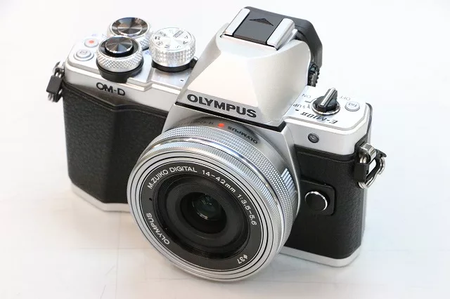 【24時間以内発送】OLYMPUS OM-D EM10 MARKII レンズ付