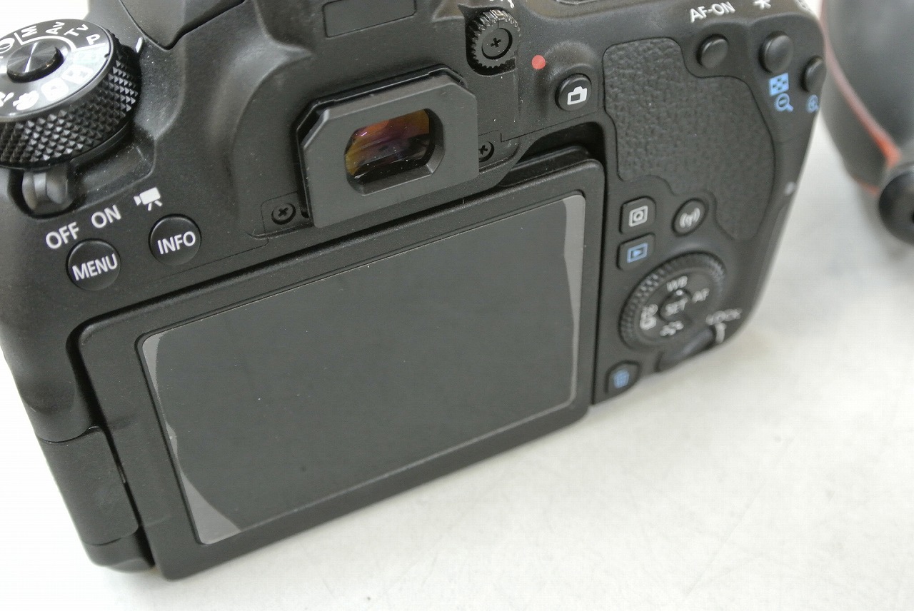 キヤノンEOS9000D背面