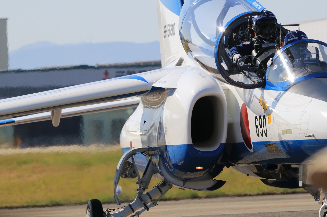 【作例付き撮影地情報】 ブルーインパルスを撮る・愛知県小牧「航空祭・小牧基地」