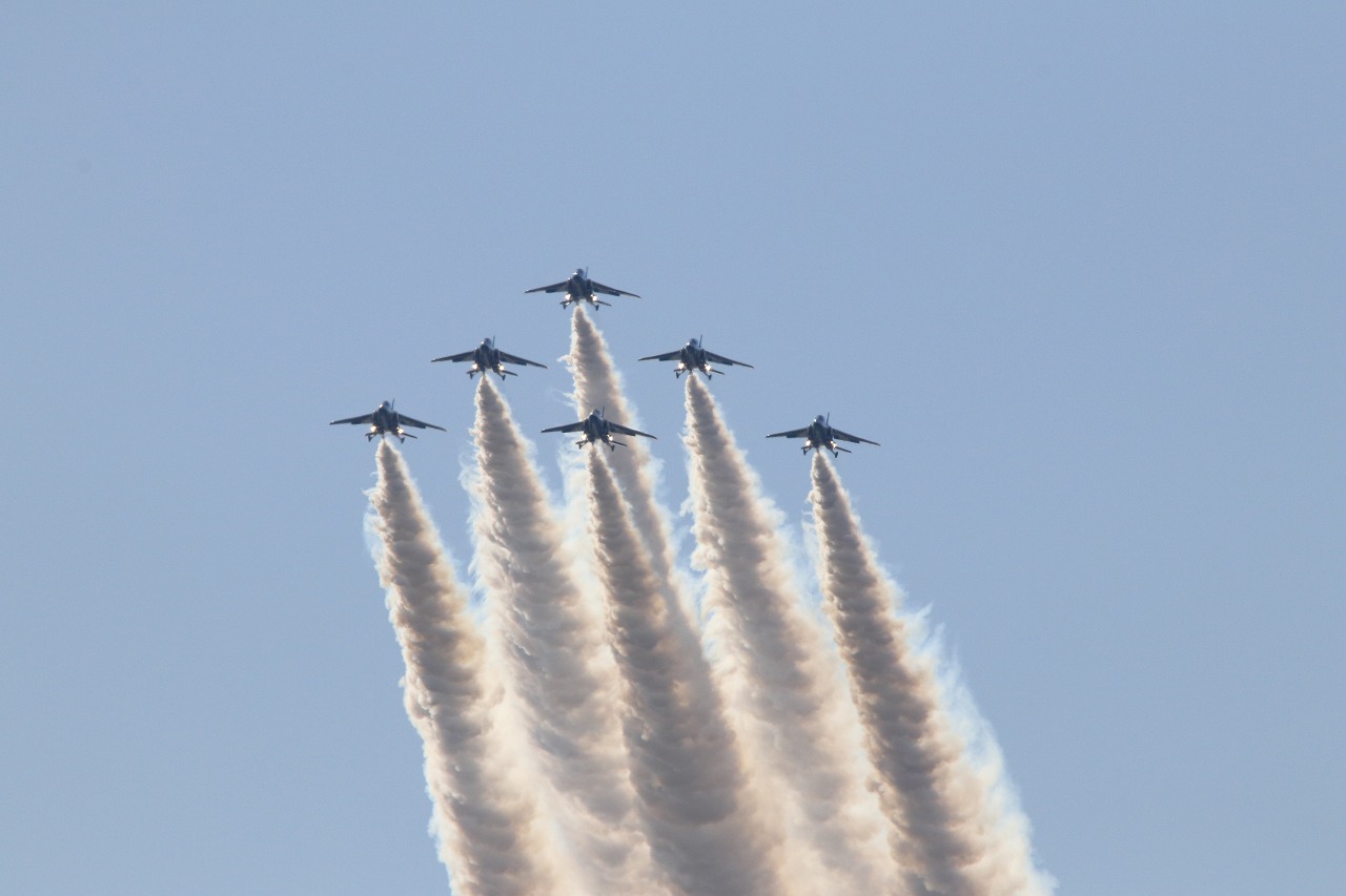 【作例付き撮影地情報】 ブルーインパルスを撮る・愛知県小牧「航空祭・小牧基地」