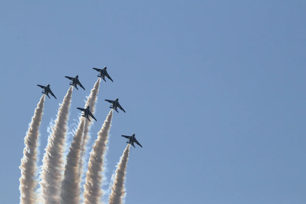 【作例付き撮影地情報】 ブルーインパルスを撮る・愛知県小牧「航空祭・小牧基地」