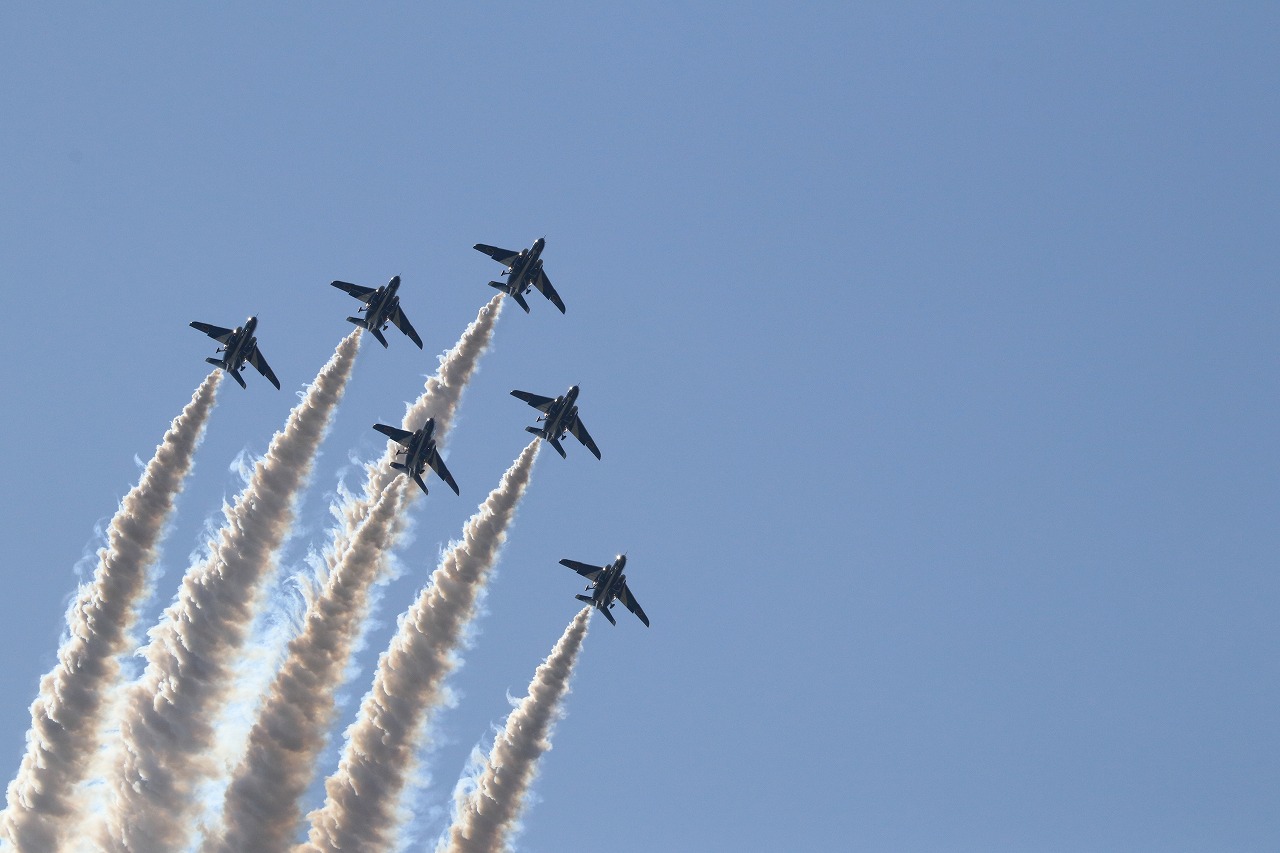 【作例付き撮影地情報】 ブルーインパルスを撮る・愛知県小牧「航空祭・小牧基地」