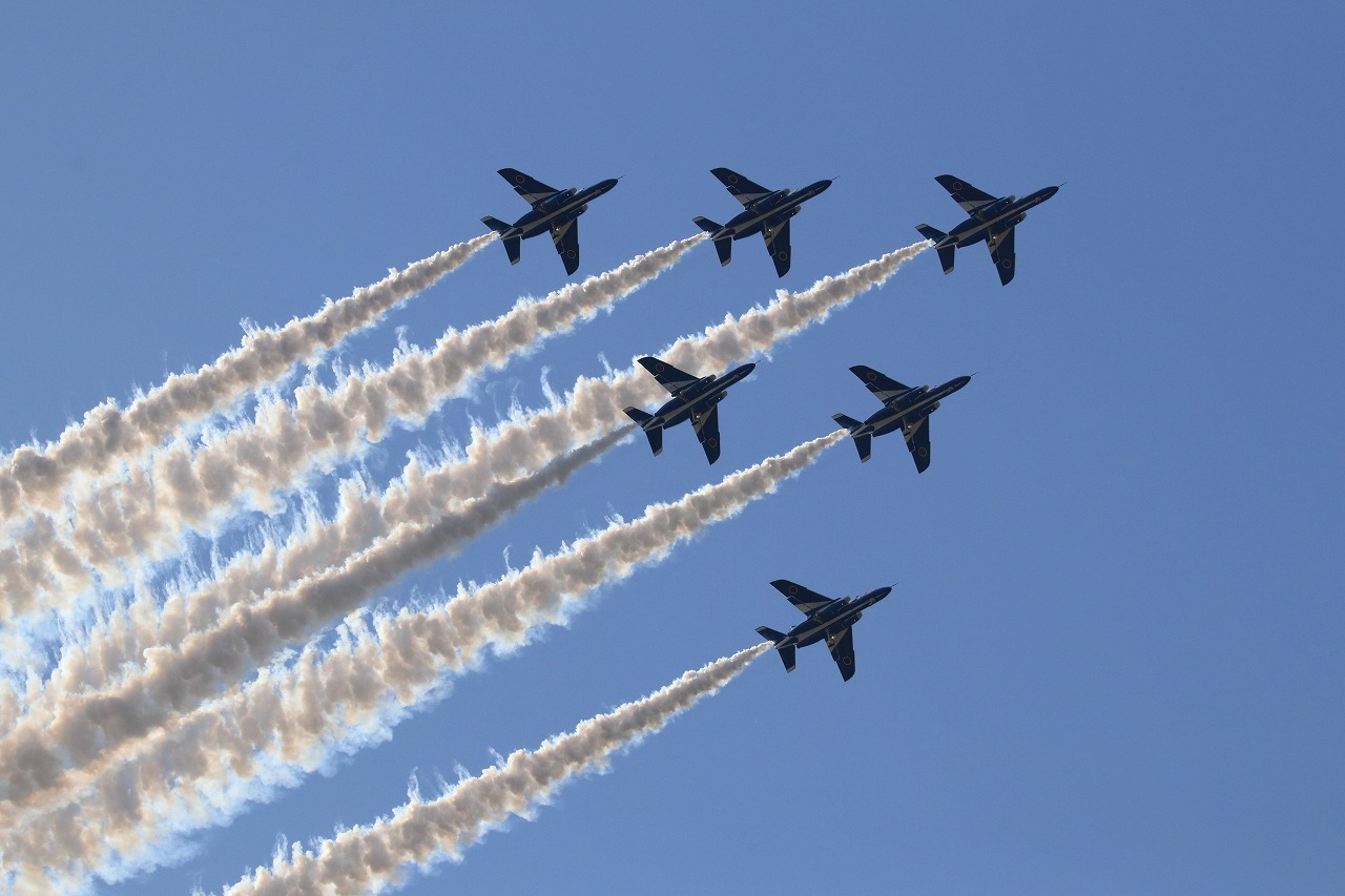 【作例付き撮影地情報】 ブルーインパルスを撮る・愛知県小牧「航空祭・小牧基地」