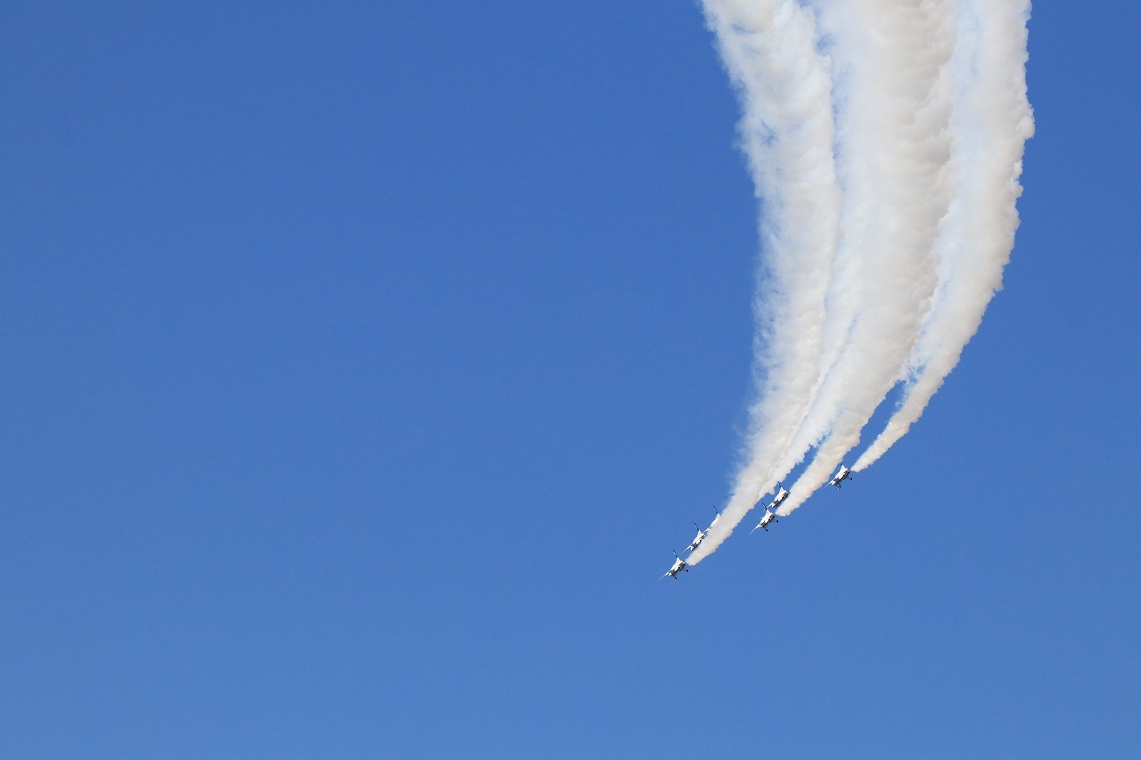 【作例付き撮影地情報】 ブルーインパルスを撮る・愛知県小牧「航空祭・小牧基地」