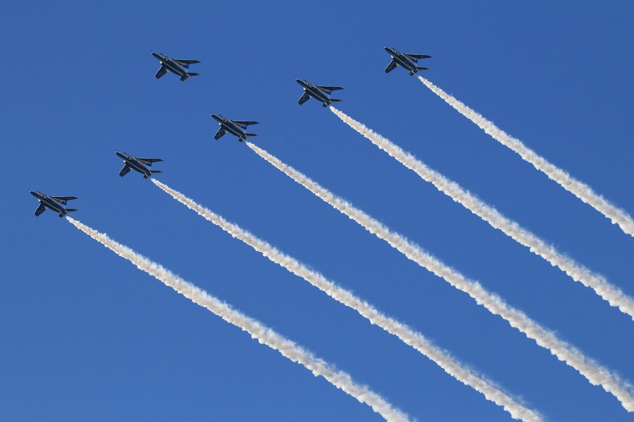 【作例付き撮影地情報】 ブルーインパルスを撮る・愛知県小牧「航空祭・小牧基地」