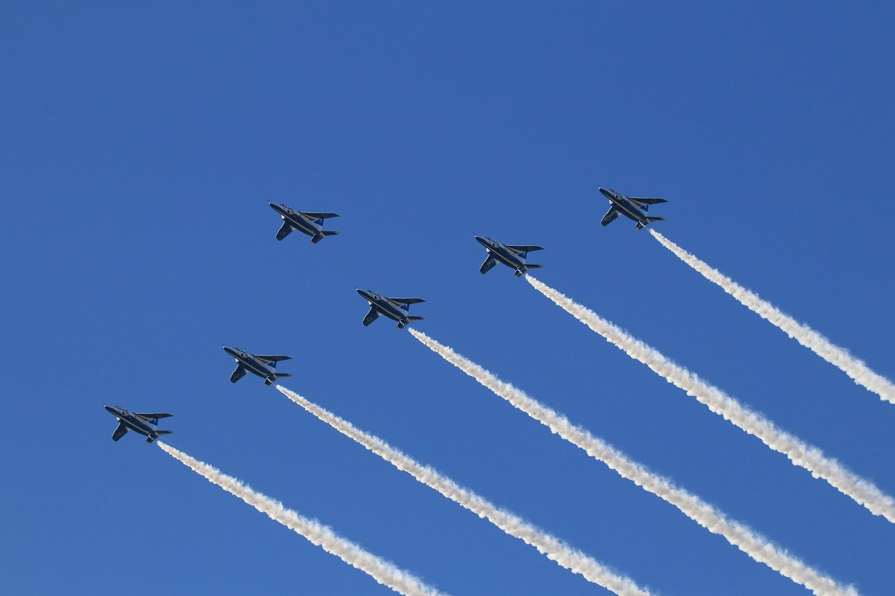 【作例付き撮影地情報】 ブルーインパルスを撮る・愛知県小牧「航空祭・小牧基地」