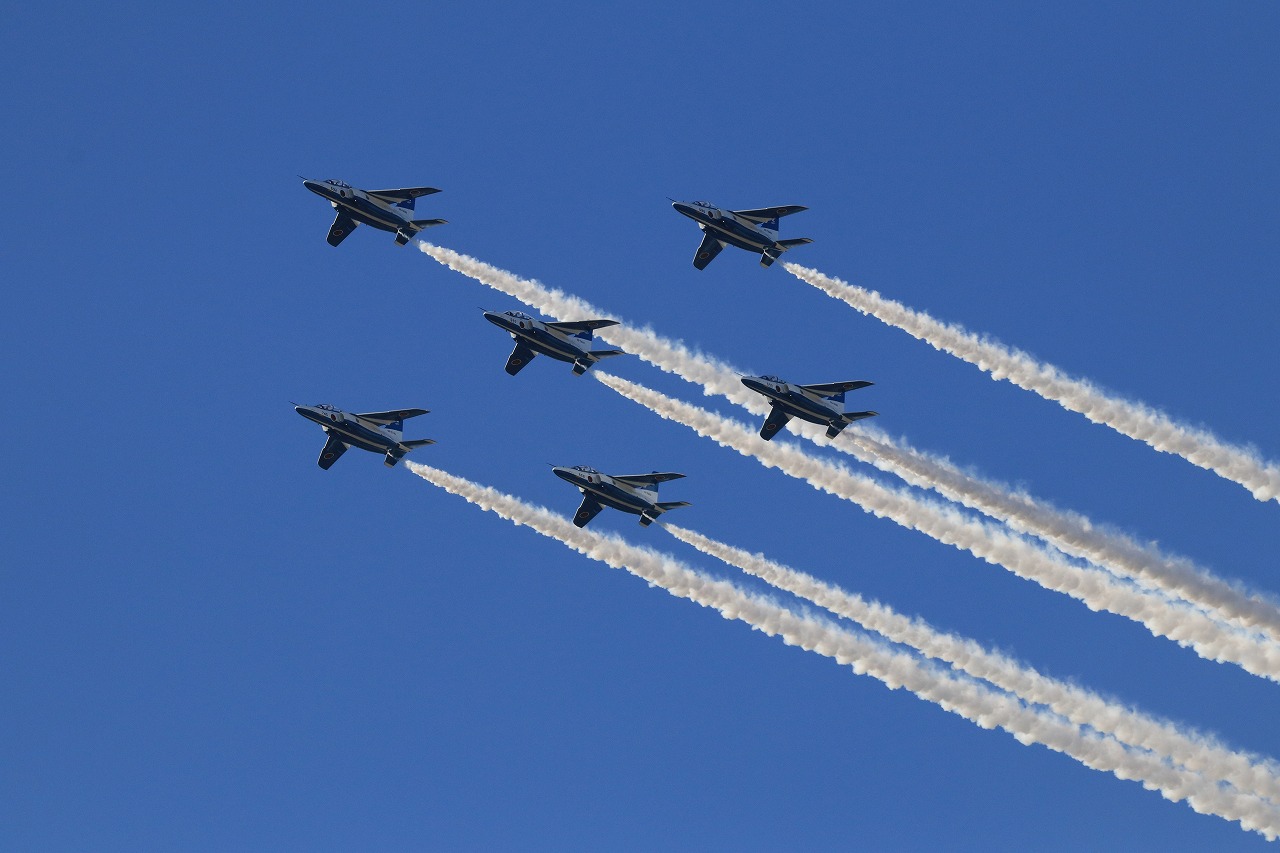 【作例付き撮影地情報】 ブルーインパルスを撮る・愛知県小牧「航空祭・小牧基地」