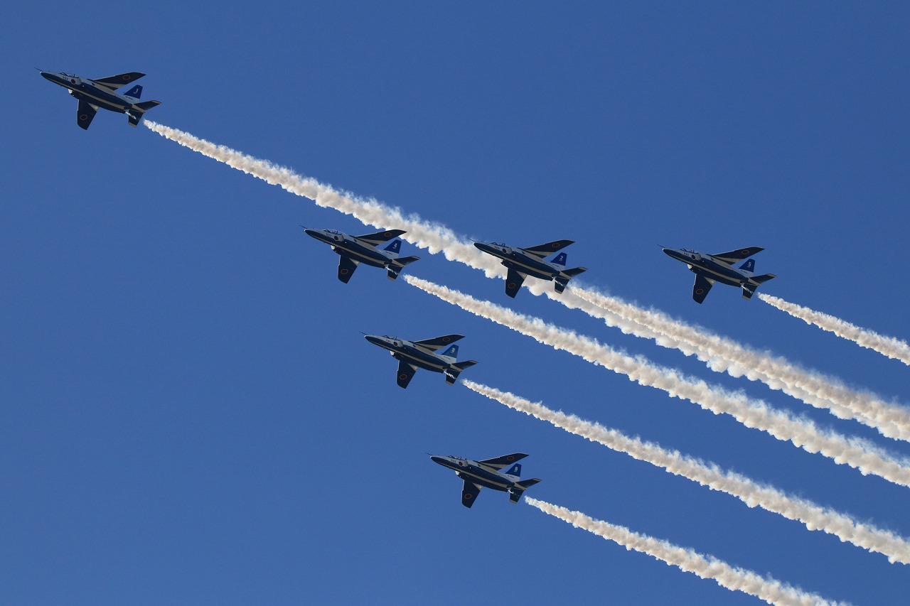 【作例付き撮影地情報】 ブルーインパルスを撮る・愛知県小牧「航空祭・小牧基地」