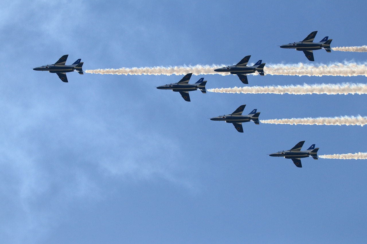 【作例付き撮影地情報】 ブルーインパルスを撮る・愛知県小牧「航空祭・小牧基地」