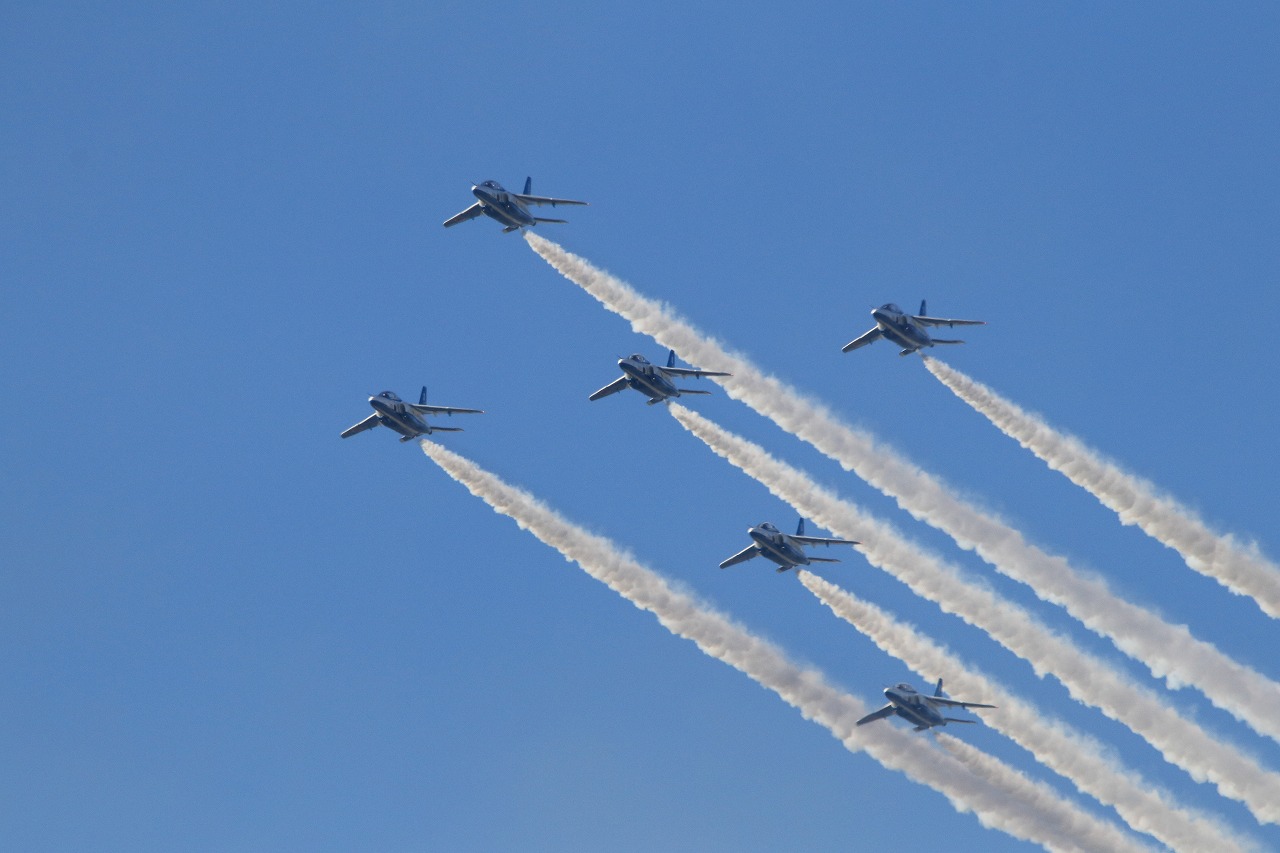【作例付き撮影地情報】 ブルーインパルスを撮る・愛知県小牧「航空祭・小牧基地」