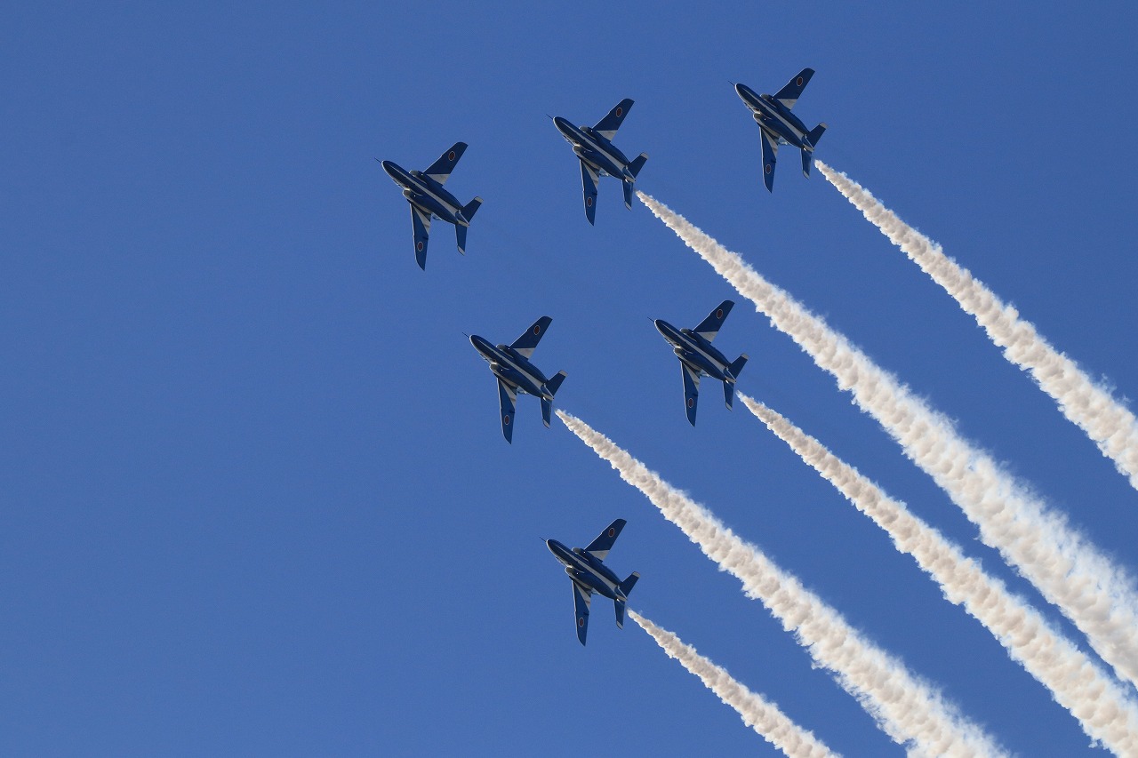 【作例付き撮影地情報】 ブルーインパルスを撮る・愛知県小牧「航空祭・小牧基地」