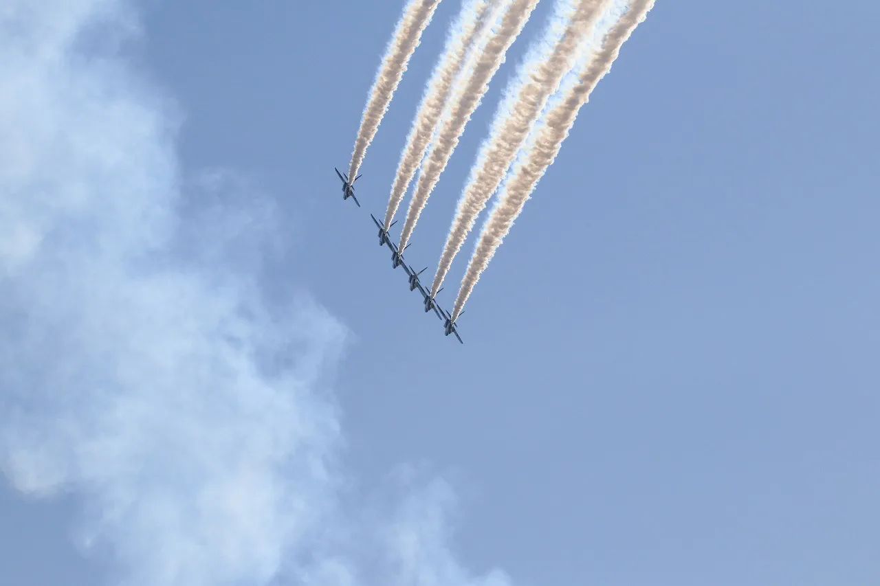【作例付き撮影地情報】 ブルーインパルスを撮る・愛知県小牧「航空祭・小牧基地」