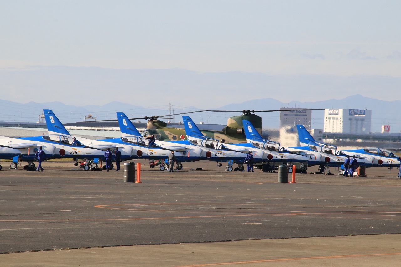【作例付き撮影地情報】 ブルーインパルスを撮る・愛知県小牧「航空祭・小牧基地」