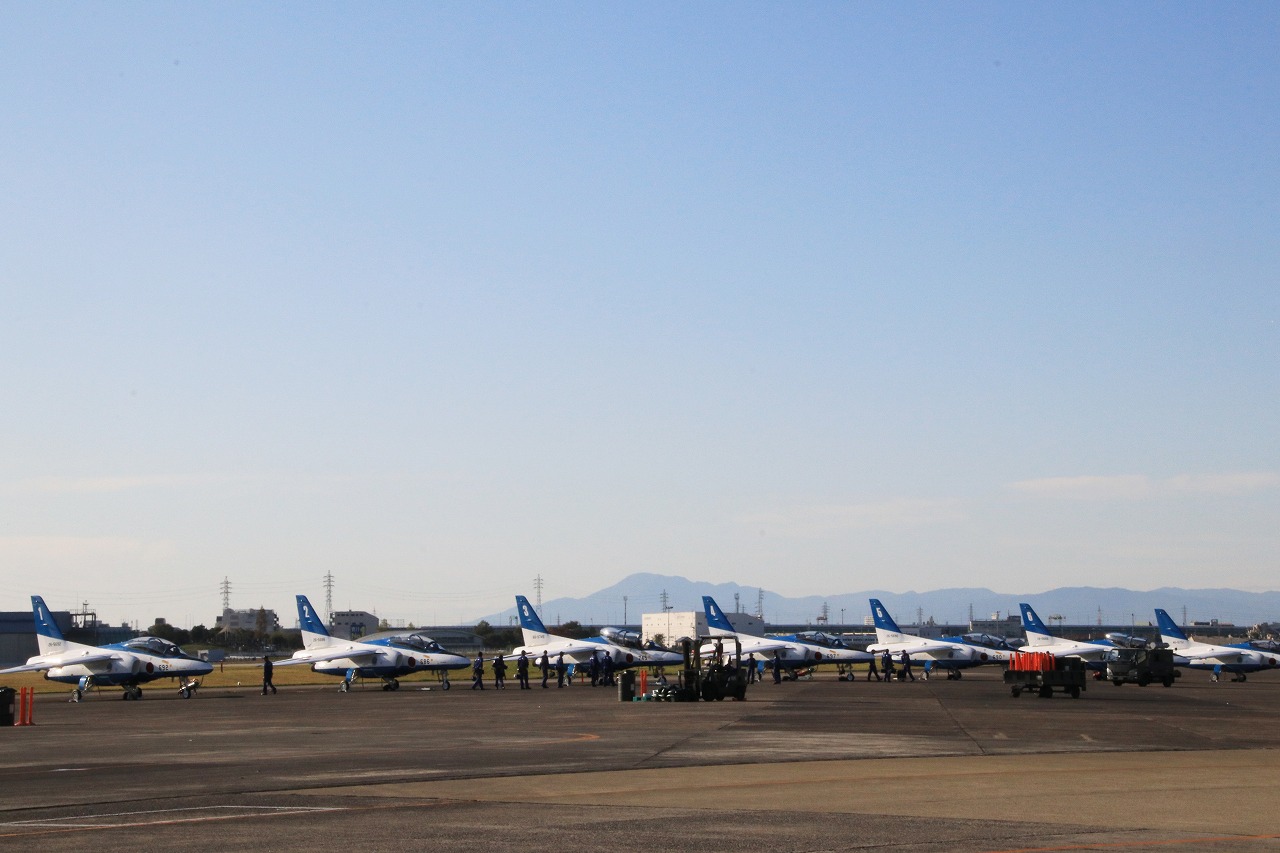 【作例付き撮影地情報】 ブルーインパルスを撮る・愛知県小牧「航空祭・小牧基地」