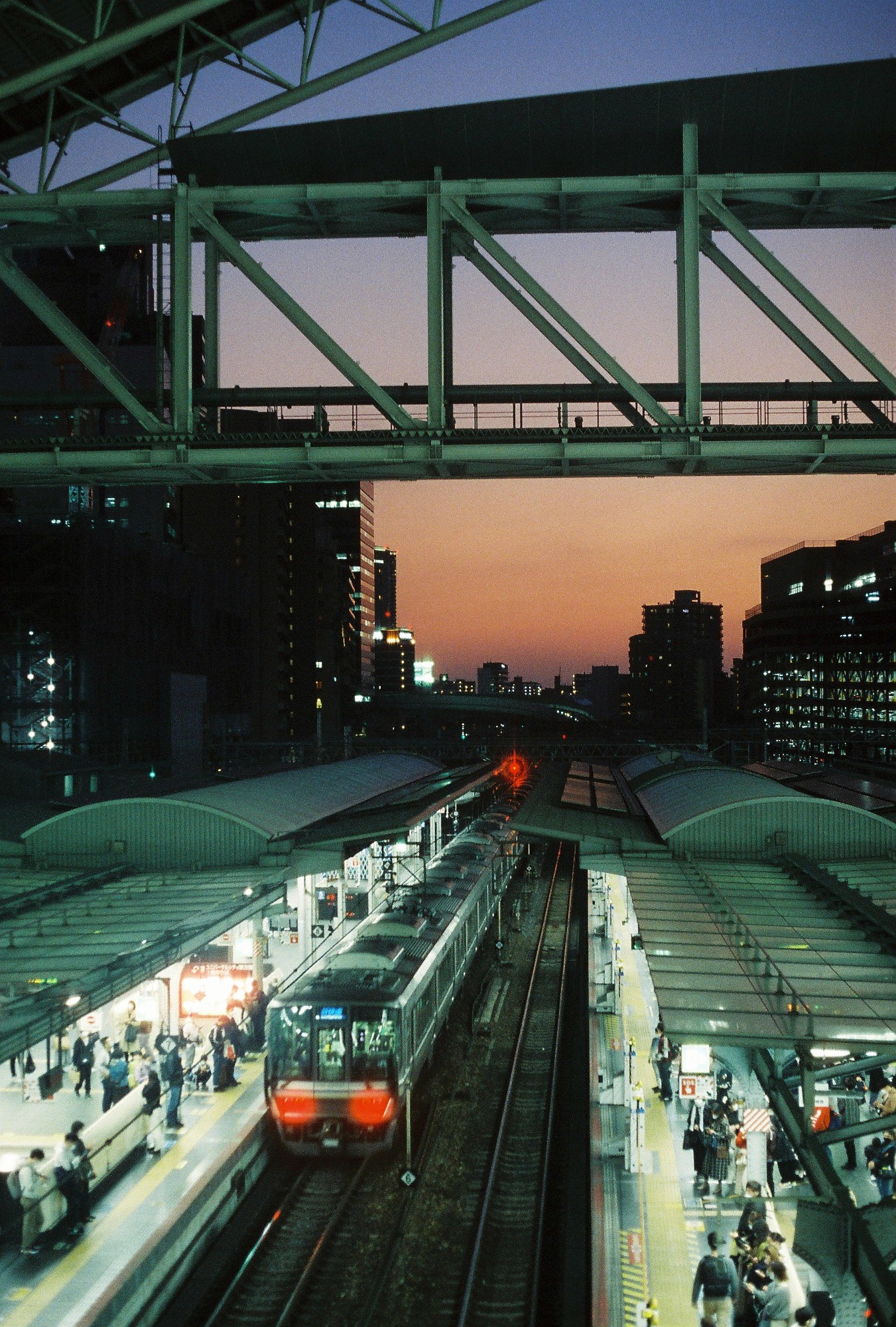 大阪駅と夕焼け