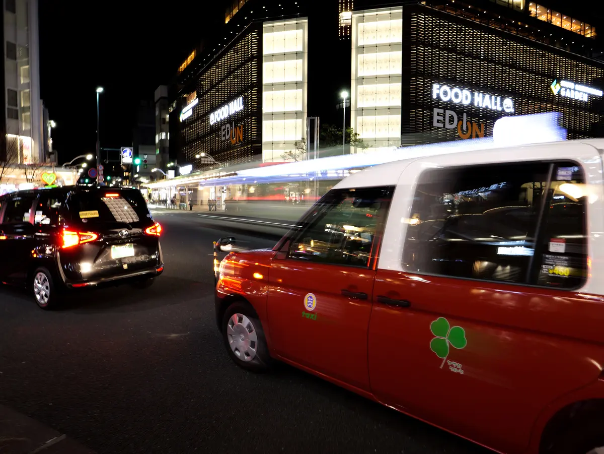 スローシャッター手持ちで車のライトを流す