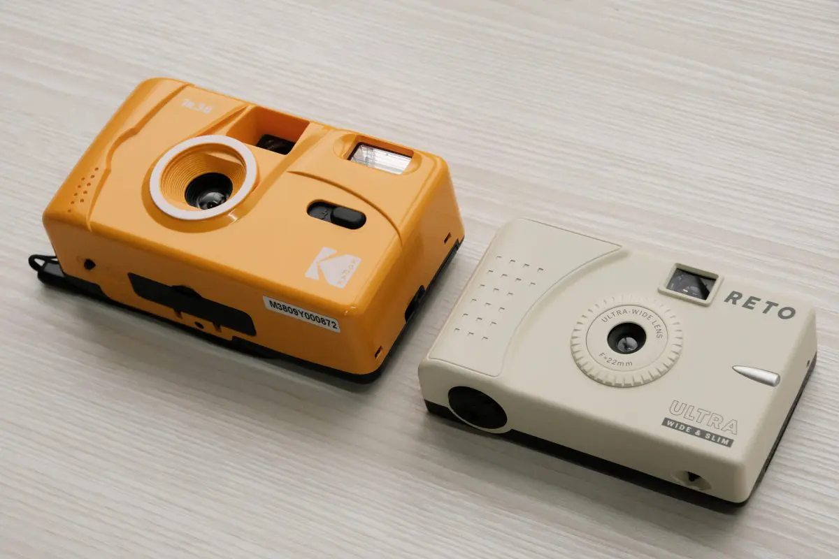 Reto Ultra wide and slim　Kodak M38とのサイズ比較