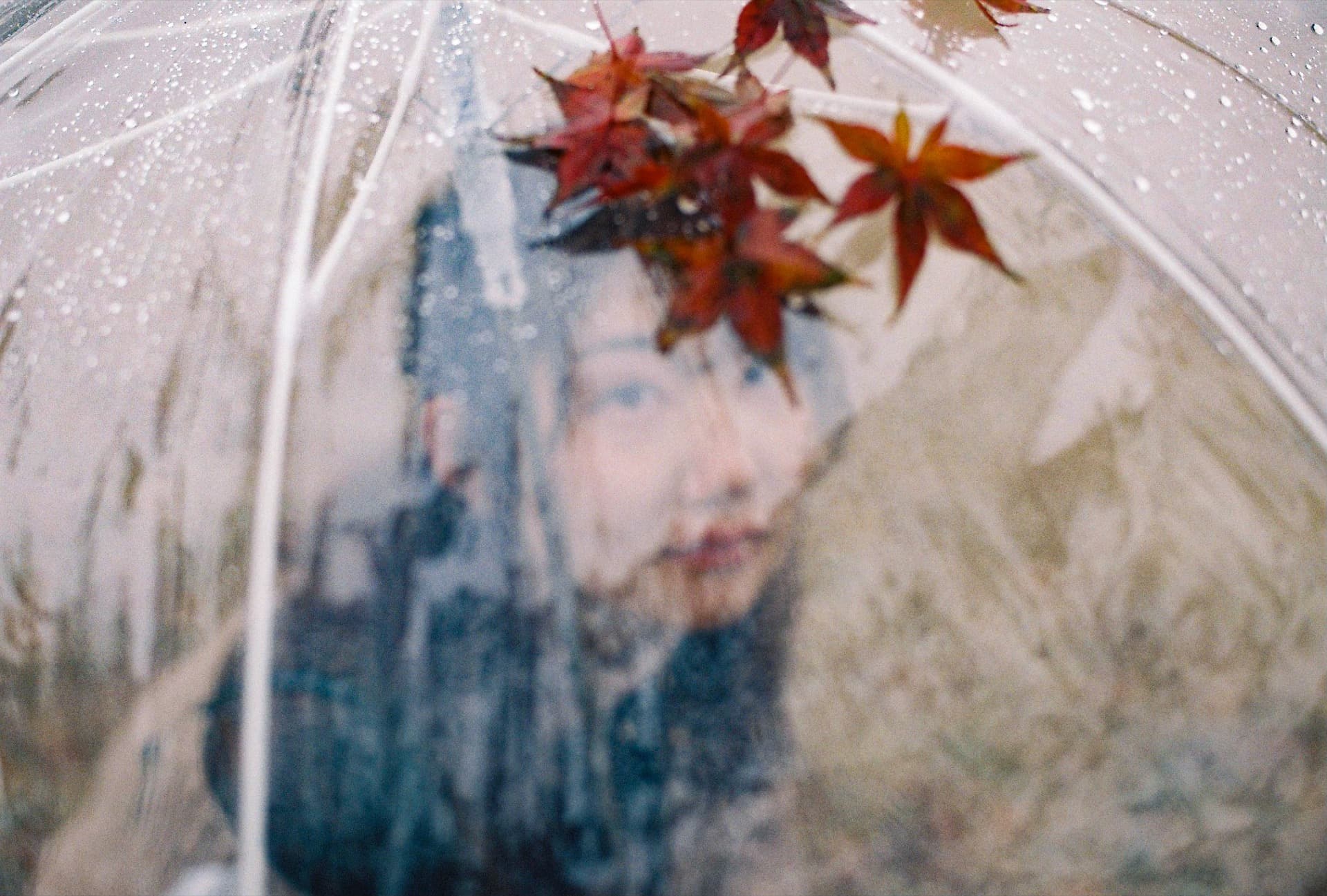 雨の日ポートレート　ビニール傘ごしに