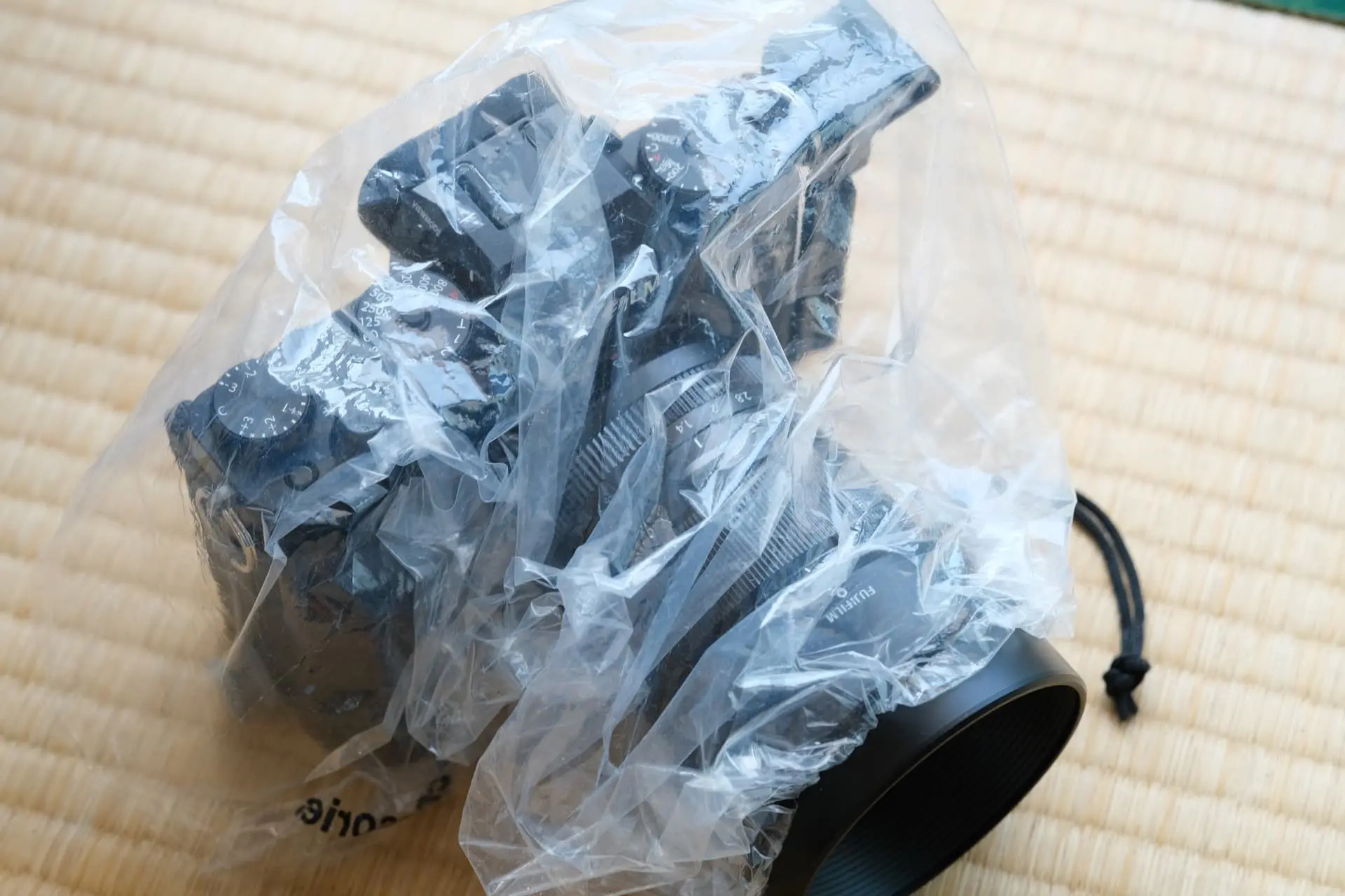 カメラ用のレインカバーで雨から保護