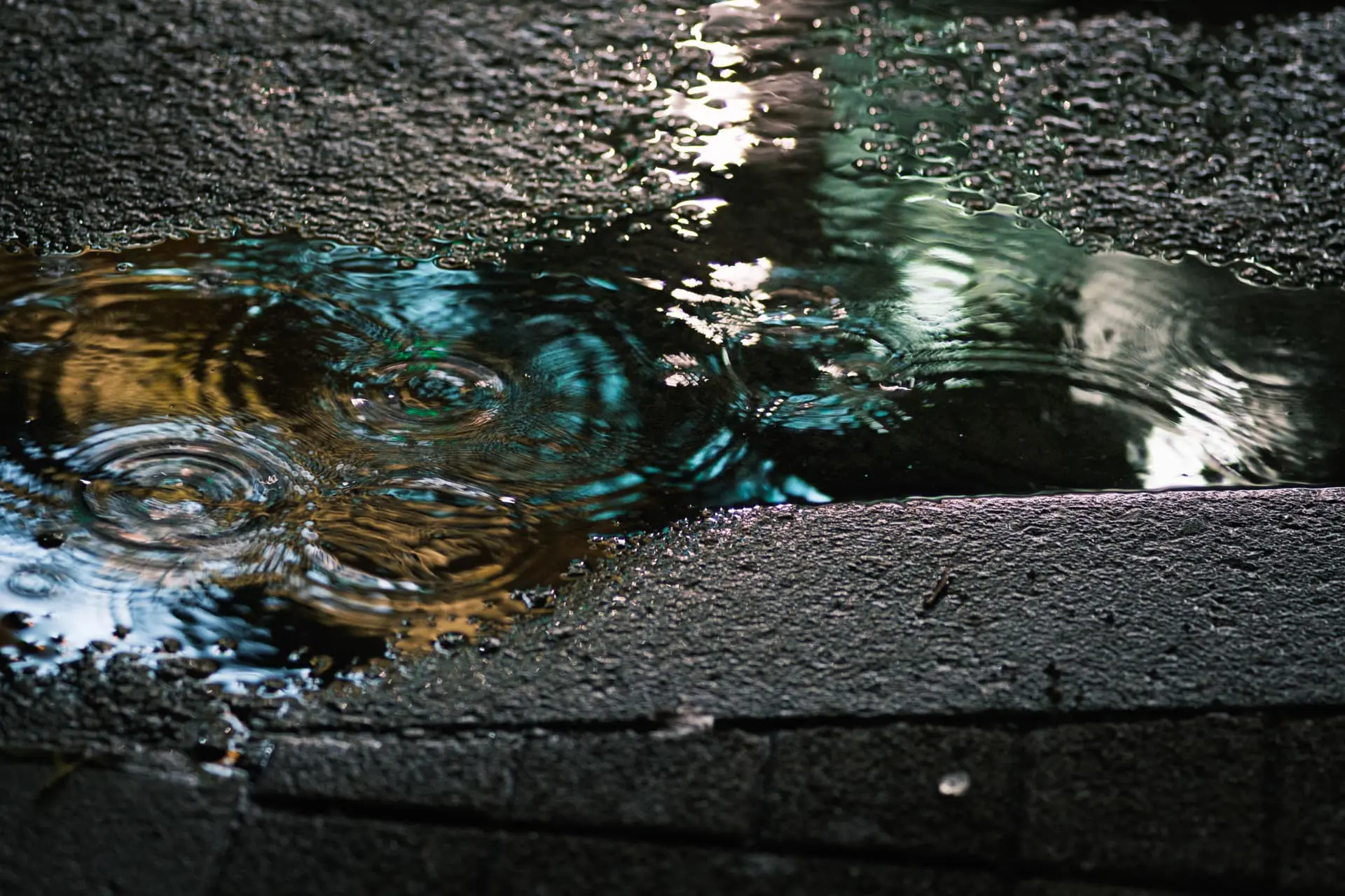 路面に落ちる水紋