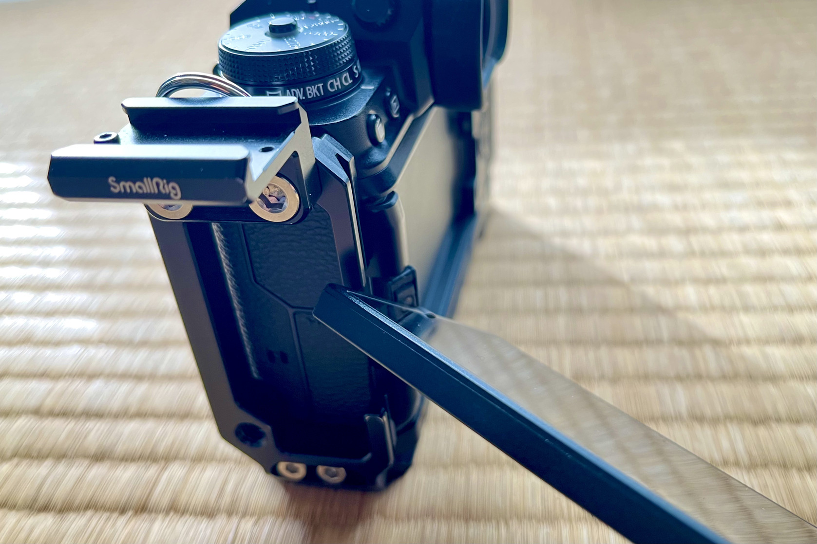 X-T4の場合バリアングル式モニターとSmallRigが干渉してしまった