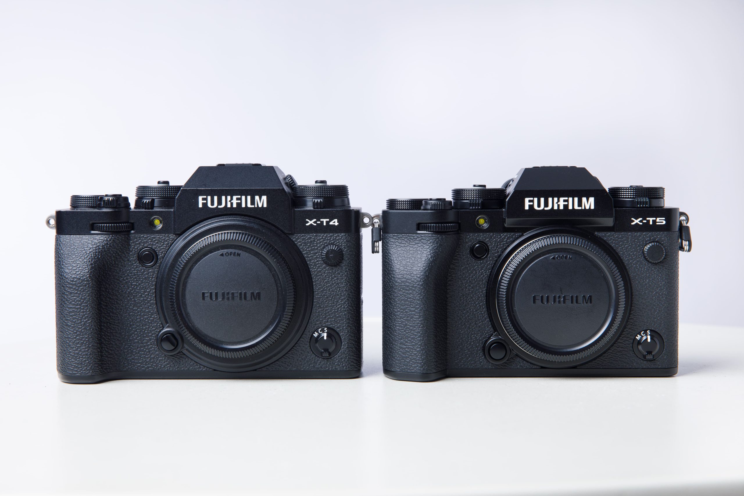 FUJIFILM X-T4とX-T5の外観比較　正面から