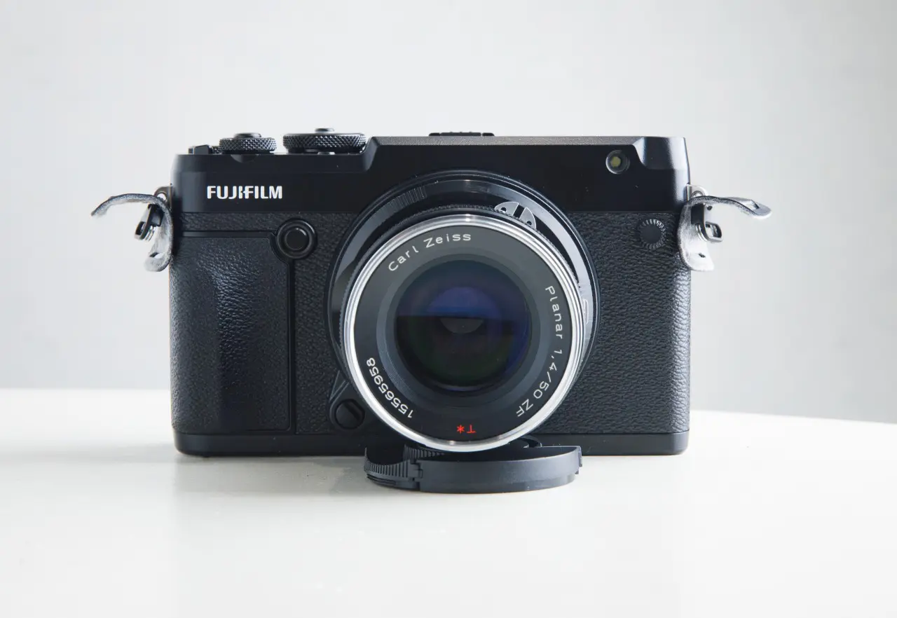 GFX 50RにCarl Zeiss Planar T* 50mm F1.4 ZFを装着してみた（前面）
