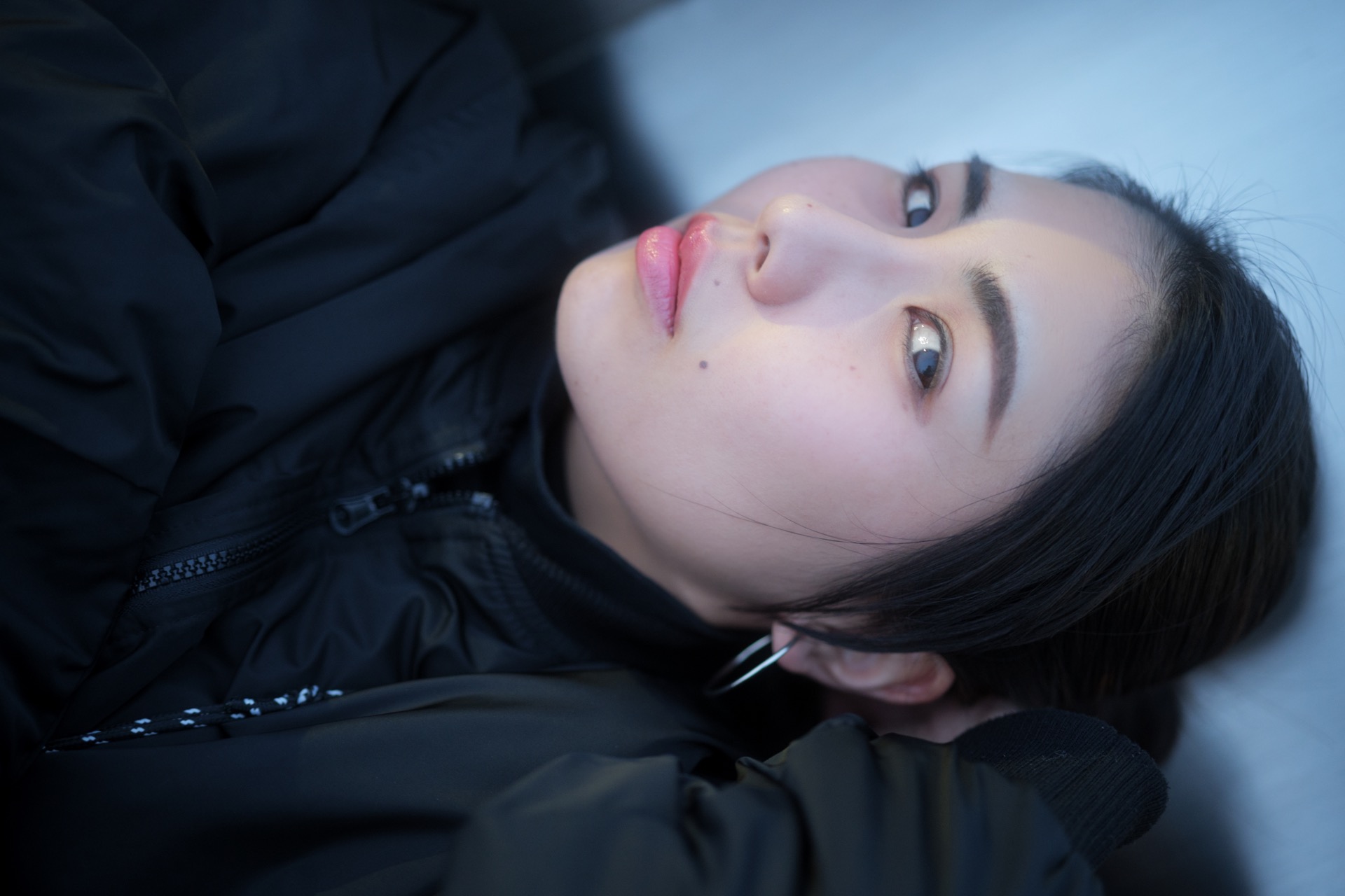 LUMIX S5II + LUMIX S 50mm F1.8 , 1/10, F1.8 , ISO800 , 人物　肌の階調を美しく再現