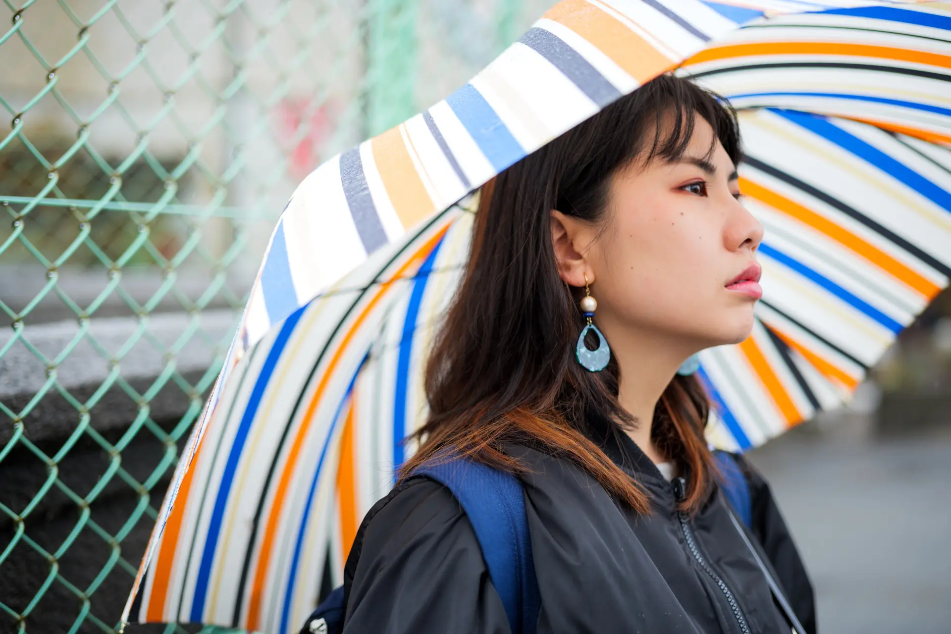 LUMIX S5II + LUMIX S 50mm F1.8 , 1/640 , F1.8 , ISO160 , 人物　小雨の中のポータブルトレート