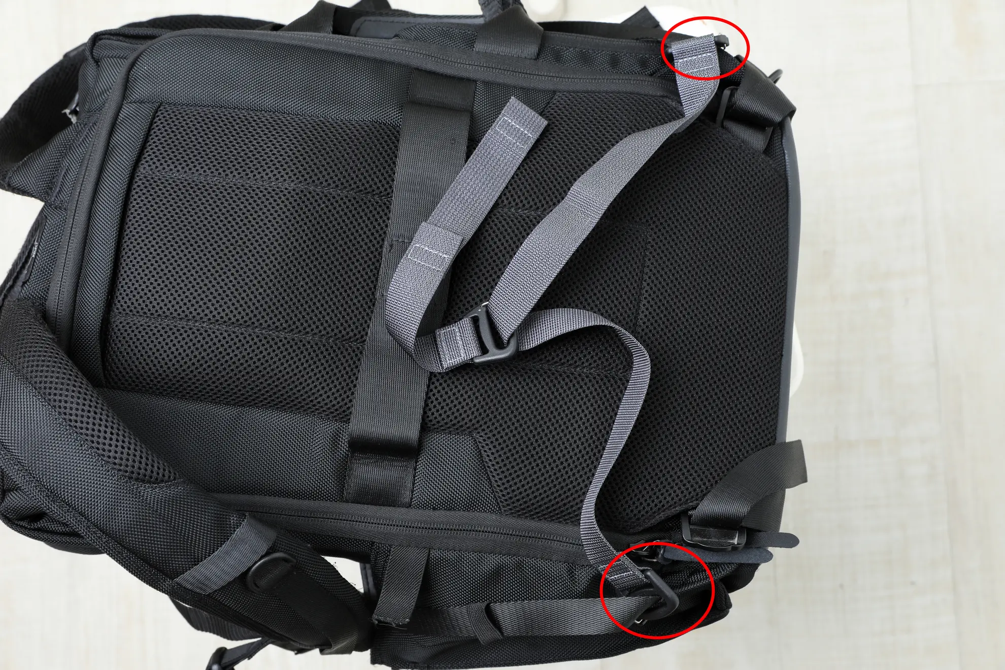 ツルカメRA_v2の取り付け　まずバックパック下部にアタッチメントをつける