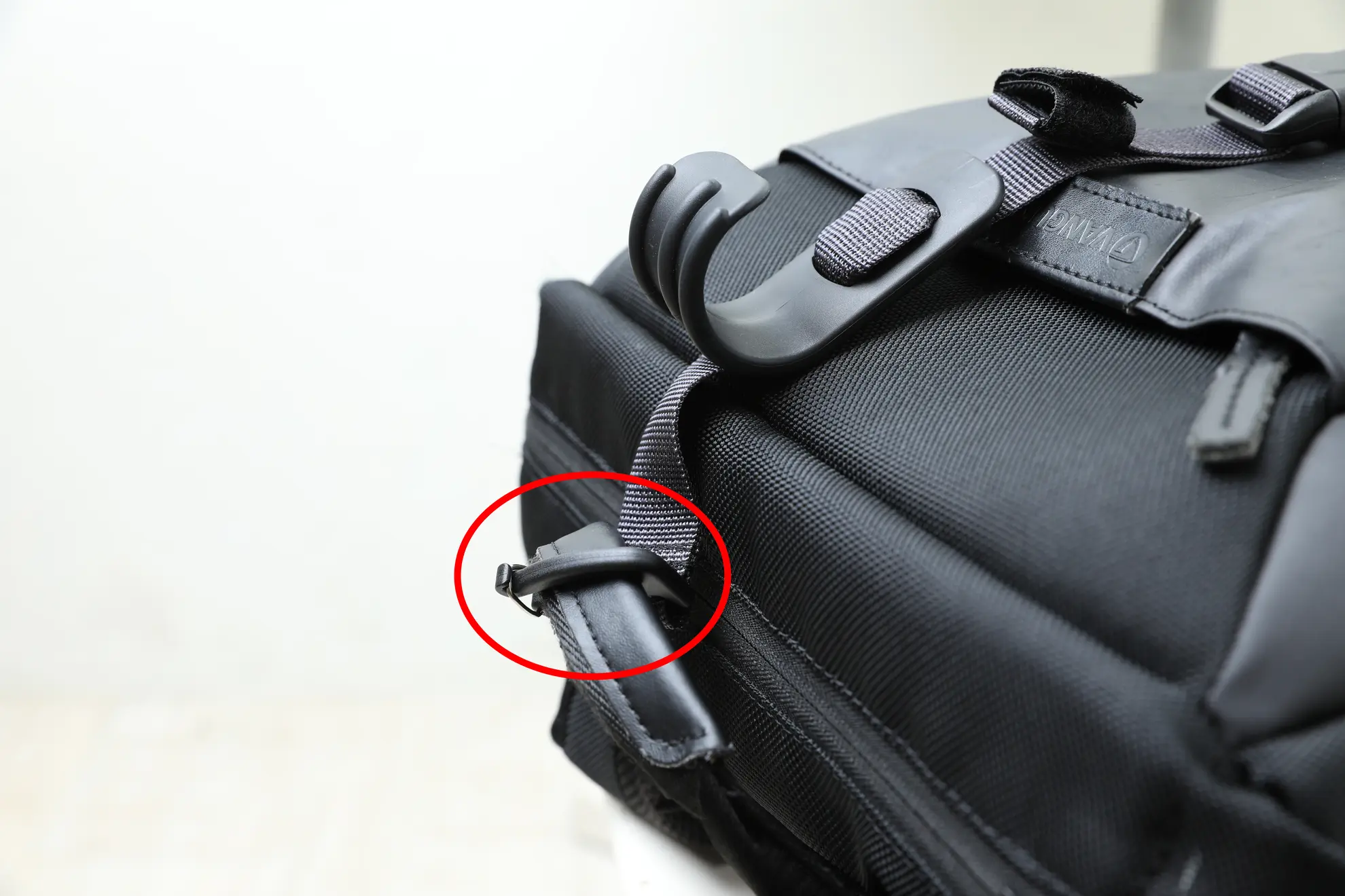 ツルカメRA_v2の取り付け　フック部をバックパック上部につける