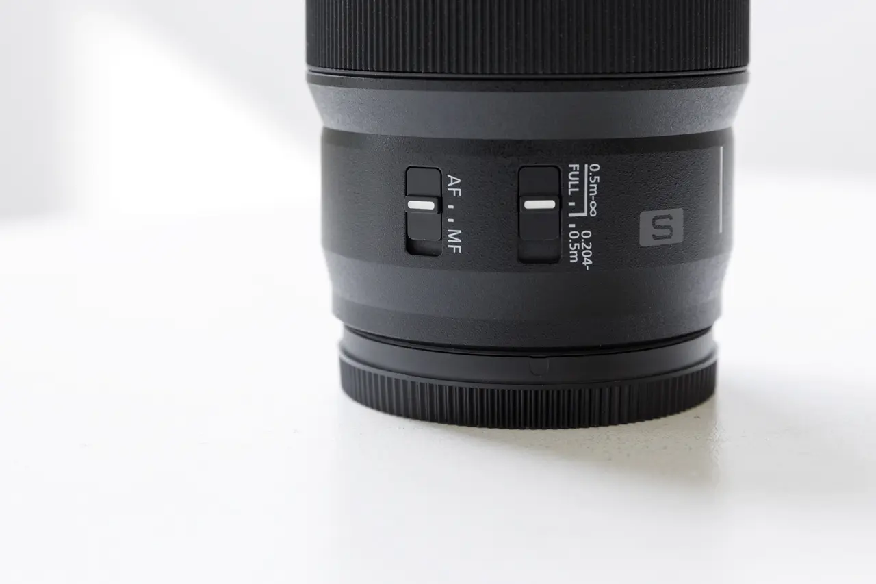 LUMIX S 100mm F2.8 MACRO側面のスイッチ