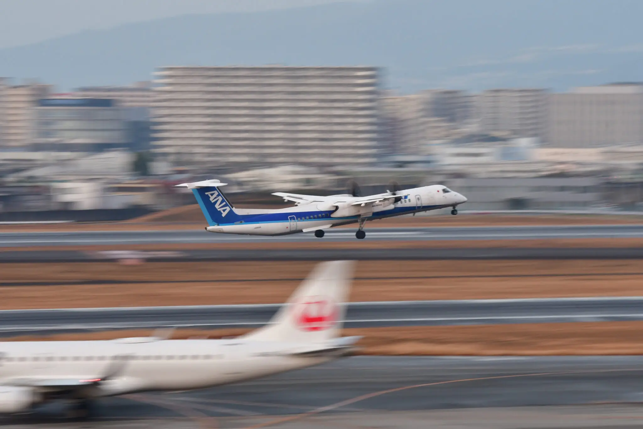 伊丹空港 屋上展望デッキから撮影した飛行機