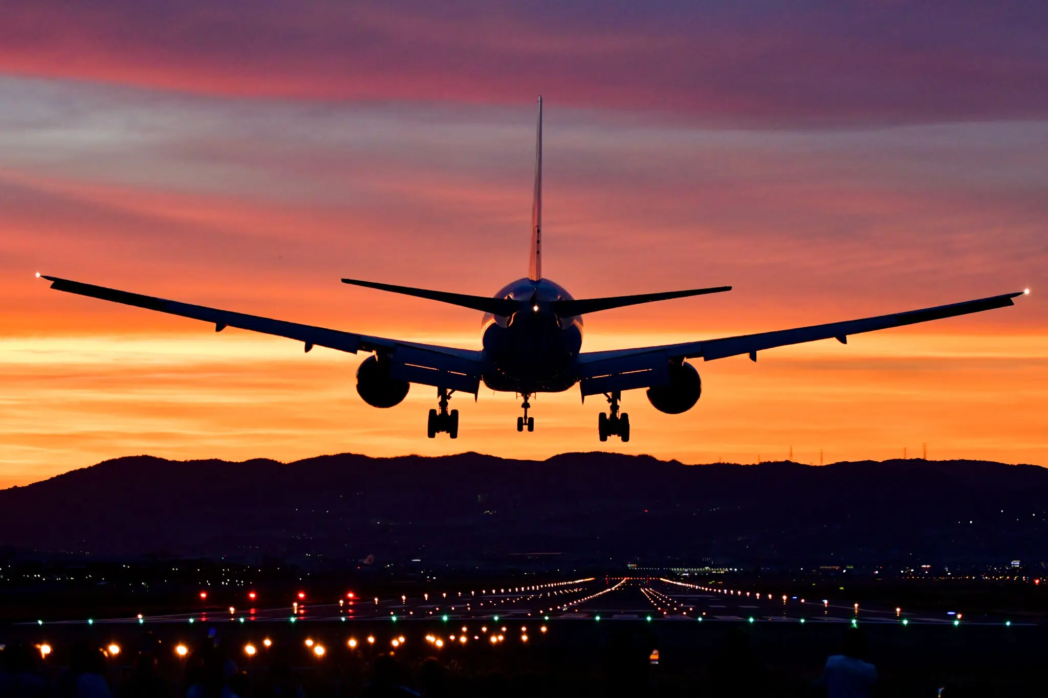 夕暮れの千里川土手で撮った飛行機