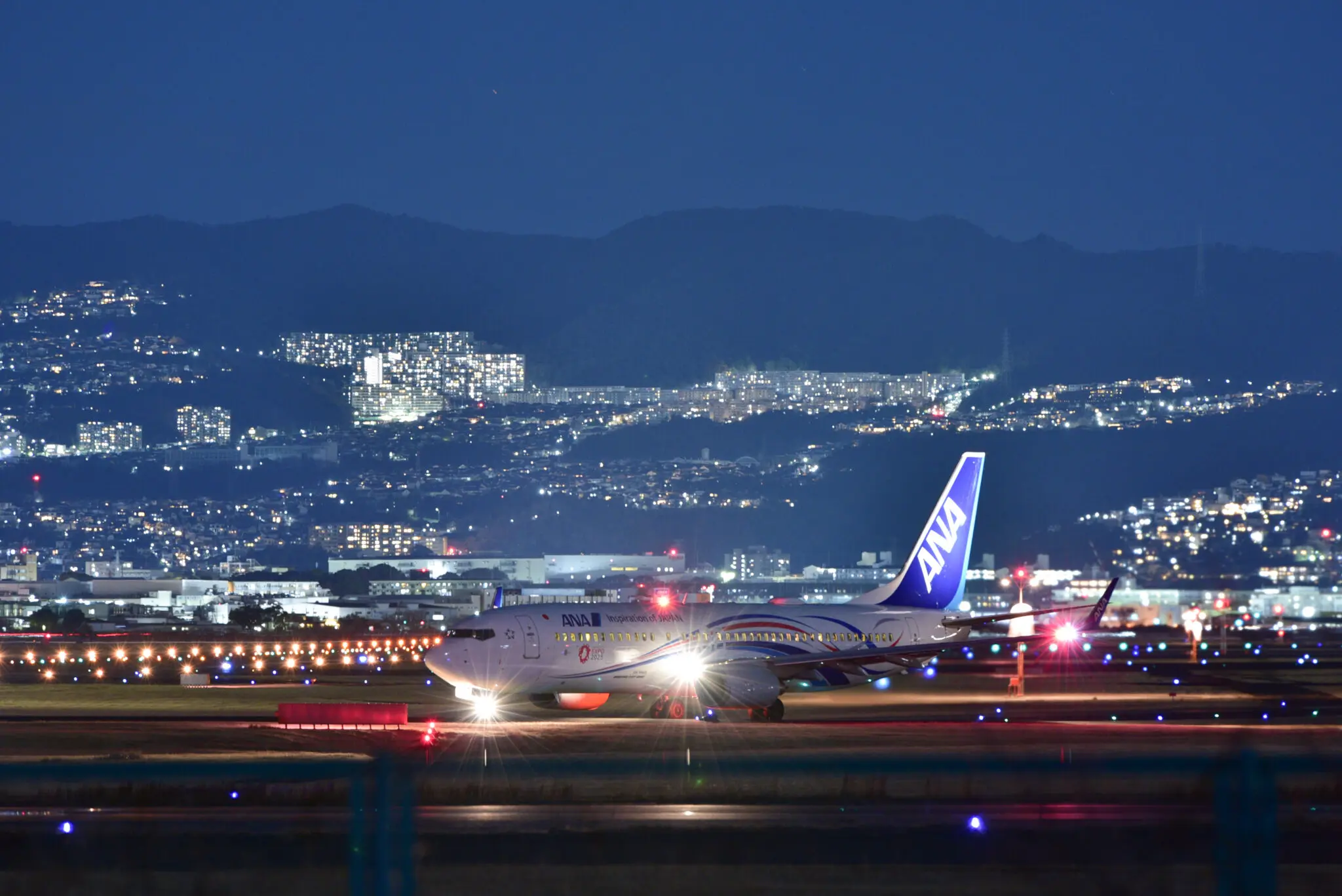 夜の千里川土手で撮った飛行機