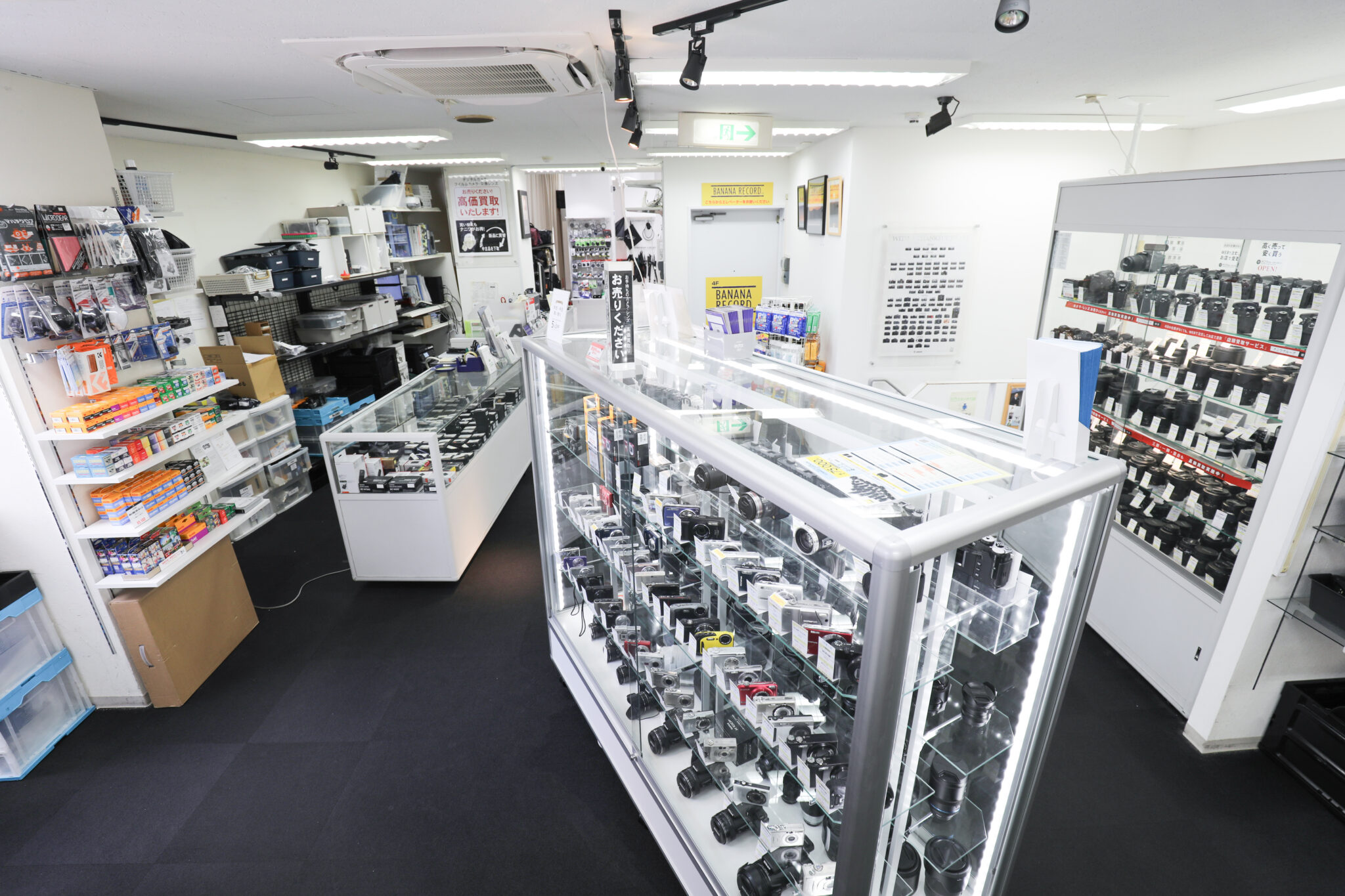 カメラのナニワ神戸元町店増床店舗内画像